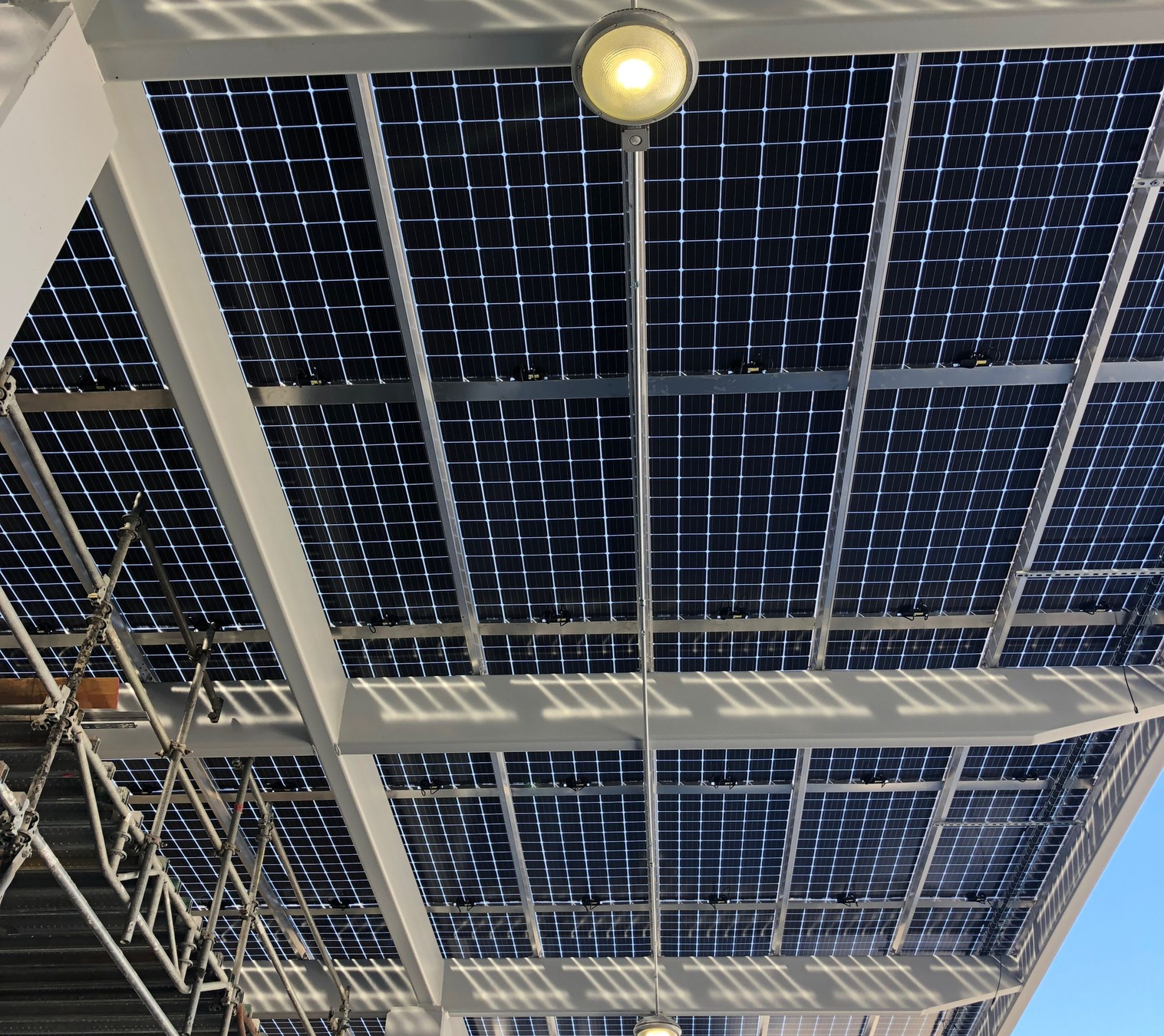 Aparcamiento bifacial en Hillsdale